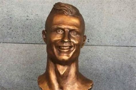 La Polémica Estatua De Cristiano Ronaldo Que Comparan Con Messi Y Dybala Olé Ecuador