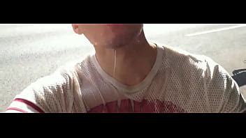 ducha de orina durante el día junto a la carretera principal XVIDEOS
