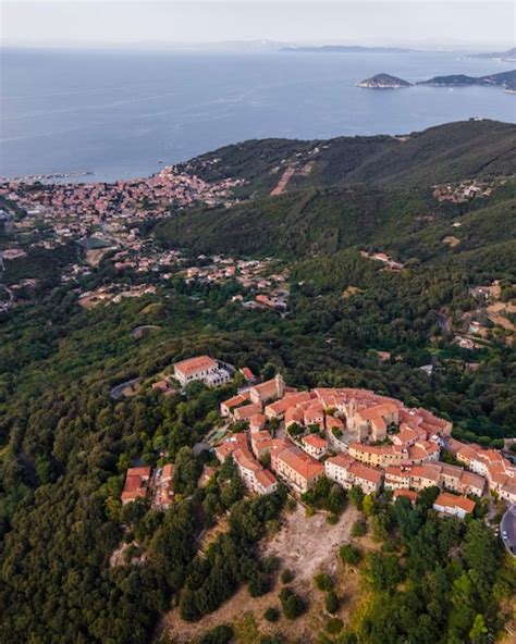 Vista Aerea Di Poggio Con Marciana Marina Sullo Sfondo In Cima Alla