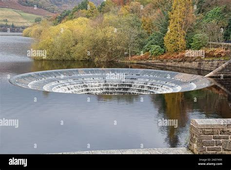 Grandes para desagües en el depósito Ladybower en desbordamiento en el