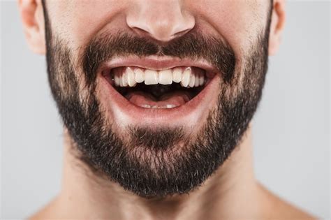 Retrato De Media Cara De Un Hombre Barbudo Sonriente Aislado Sobre