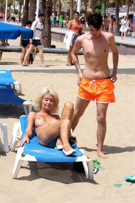 Lauren Harries Topless 28 Photos Thefappening