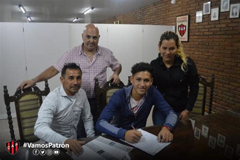 Luis Vázquez firmó su primer contrato profesional Radio FM 104 5 en