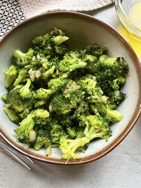 10 Minute Garlicky Sautéed Broccoli — Sammi Brondo Nyc Based