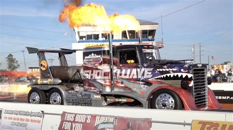 Video This Jet Powered Semi Truck Races Drag Cars And Airplanes