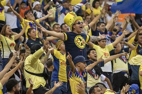 Liga MX Aficionados del América golpean brutalmente a seguidor afuera