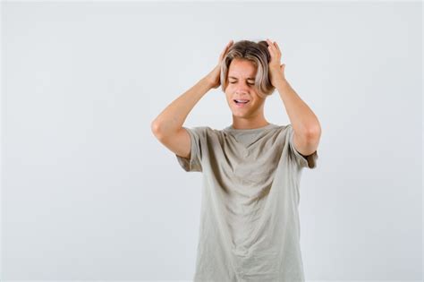 Joven Adolescente En Camiseta Manteniendo Las Manos En La Cabeza Y