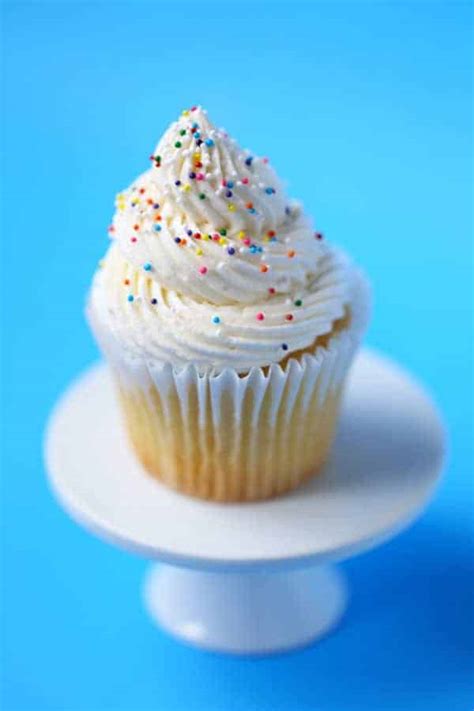 Classic Vanilla Buttercream Frosting - Mom Loves Baking