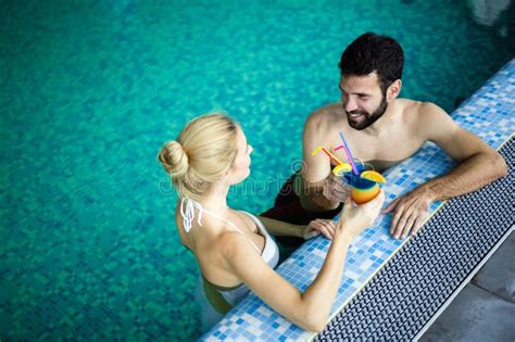 Pares Atractivos Felices Que Se Relajan En Piscina Foto De Archivo