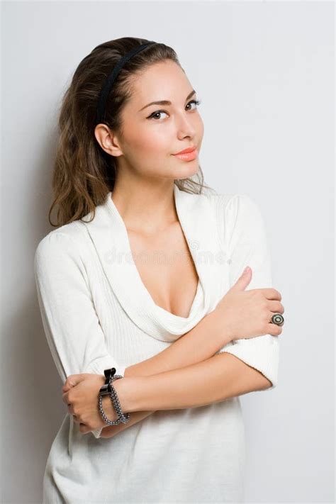 Jeune brunette mignon image stock Image du considérer