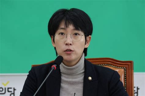 장혜영 이준석 집게손가락 억지 논란 언제까지 침묵할 건가 네이트 뉴스