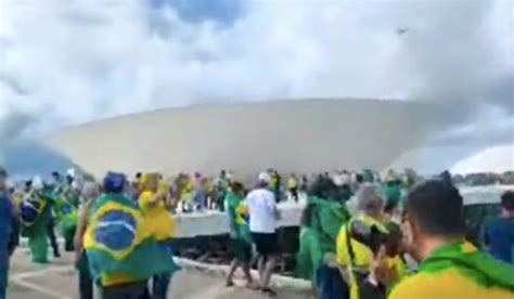 Ap S Congresso E Planalto Manifestantes Invadem O Stf Brasil Pleno