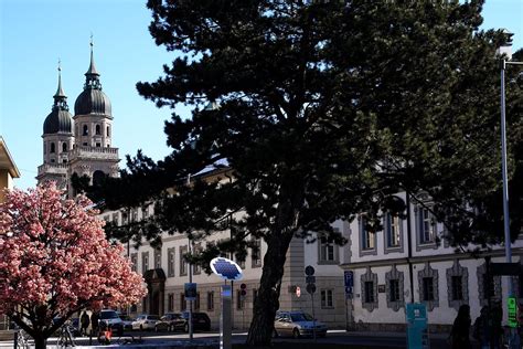 Innsbruck Platz Vor Dem Landestheater Rennweg Blick Auf Di Flickr