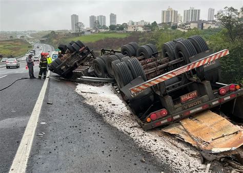 Carreta tomba em curva em rodovia na região Passando a Régua