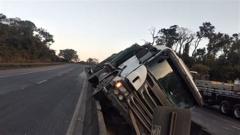 Mulher Fica Ferida Ap S Carreta Bater Em Barreira De Prote O Na