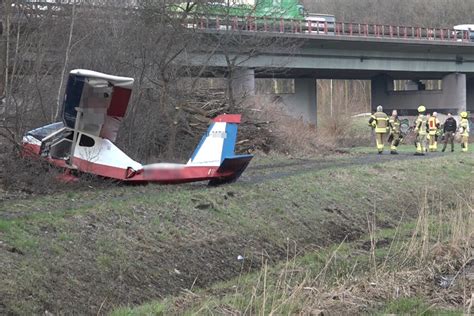 Unfall A Kleinflugzeug St Rzt Direkt Neben Autobahn Ab