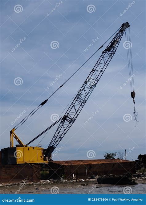 Crane on the beach editorial photo. Image of machine - 282479306