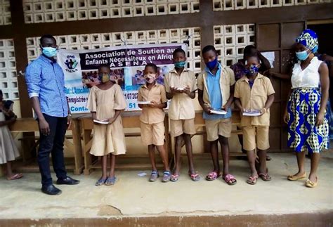 Togo L Ong Asena Offre Des Kits Scolaires Aux L Ves Du Lyc E De