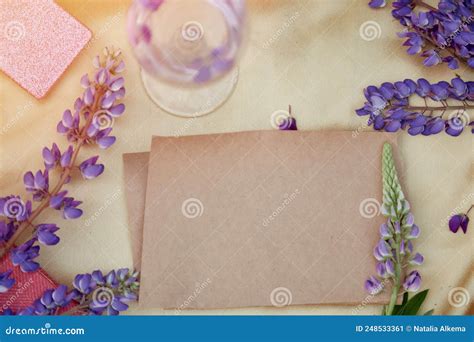 Gewoon Papier Lupinen Paarse Bloemen Wijnglazen Decoraties