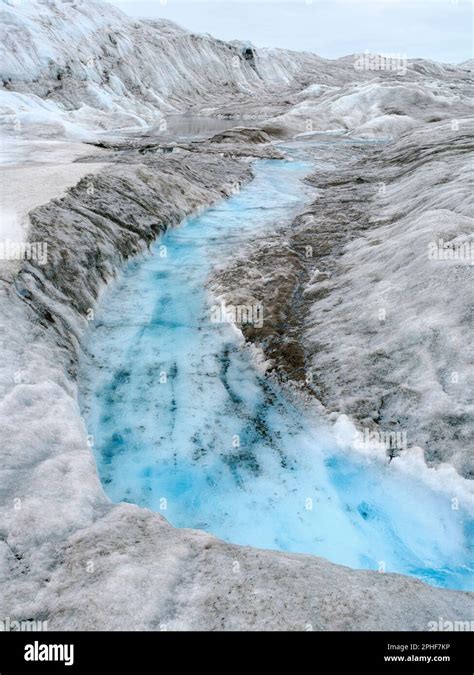 Sistema De Drenaje En La Superficie De La Capa De Hielo El Sedimento Marrón Sobre El Hielo Es