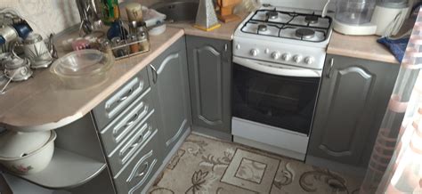 Кухонний гарнітур, сірого кольору, що складається з 5 навісних шухляд ...