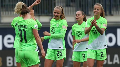 Frauen-Bundesliga: Bayern und Wolfsburg im Gleichschritt | Sports ...