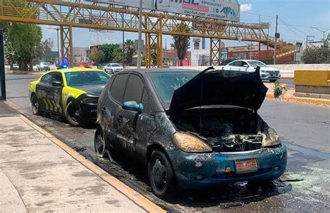 Arde Carro Al Circular Por La Avenida Salvador Nava