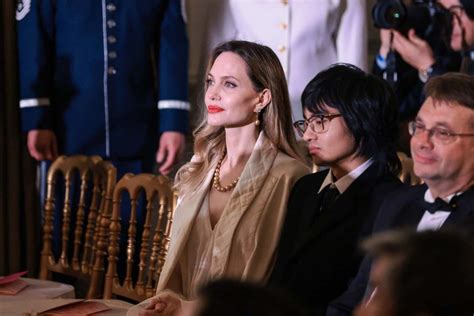 Angelina Jolie radieuse au bras de son fils Maddox à la Maison Blanche