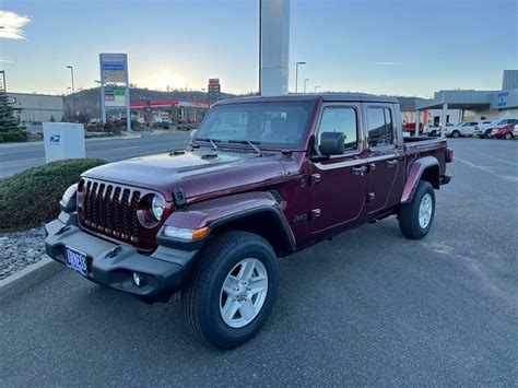 2022 Jeep Gladiator Snazzberry Pearl Coat With 2 Miles Available Now New Jeep Gladiator For