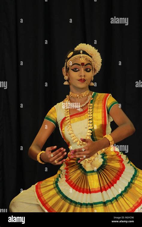 Mohiniyattam steps hi-res stock photography and images - Alamy