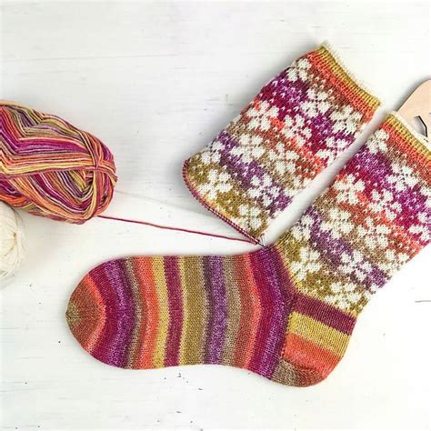 Kirschblütensocken Cherry Blossom Socks pattern by Tanja Steinbach