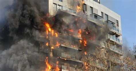 Impresionante Incendio Arrasa Con Un Edificio En Valencia Video