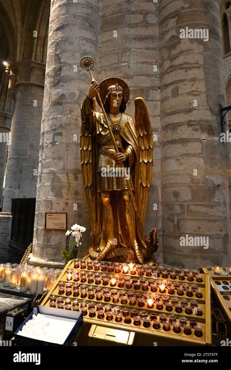 Statue de Saint Michel à l intérieur de la cathédrale de Saint Michel