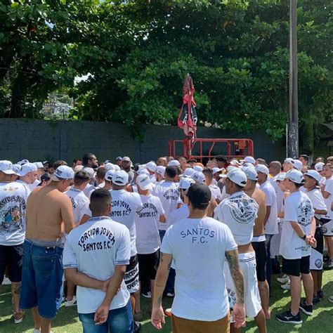 Membros de torcida invadem CT santista e fazem cobranças