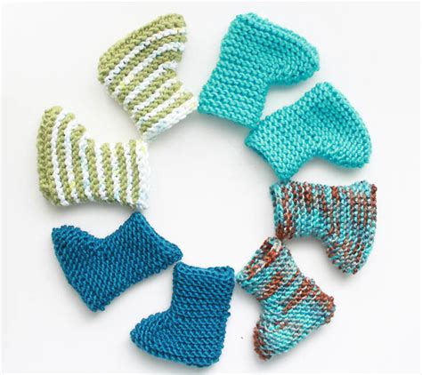 Super Easy Knit Baby Booties | FaveCrafts.com