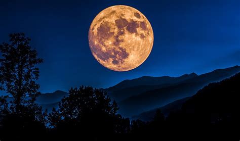 Superlua azul ilumina o céu noturno Argonalyst