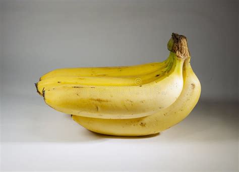 Imagem Aproximada De Um Pacote Maduro De Bananas No Fundo Branco