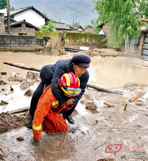 人民画报—【本刊专稿】抗洪一线的“火焰蓝”