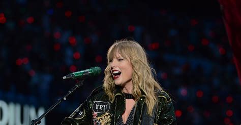 Taylor Swift Paid Tribute To The Victims Of The Manchester Attack