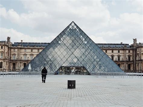 El Museo Del Louvre Y Su Vista Piramidal Del Museo M S Famoso Del Mundo