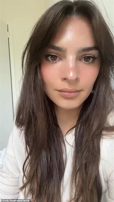 Emily Ratajkowski Confirms Shes Newly Single And Enjoying Her