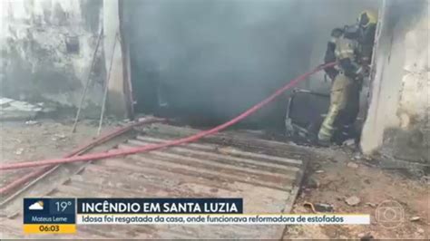 Vídeo Idosa foi socorrida depois de incêndio em casa de Santa Luzia