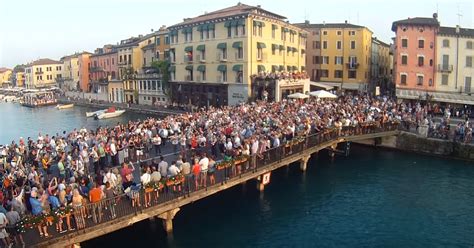 Six bands surprised the crowd with show-stopping flash mob in Verona, Italy