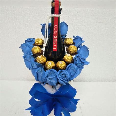 Rosas Azules con Chocolates y Vino Tinto by Mr. Flowers