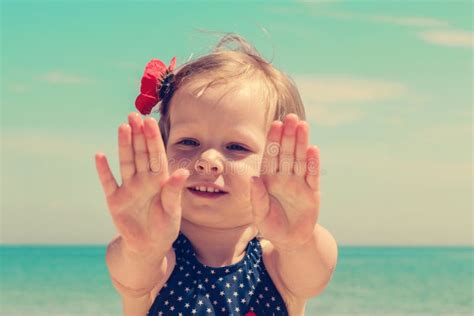 Petite Fille Drôle Sur La Plage Photo stock Image du plage chanceux