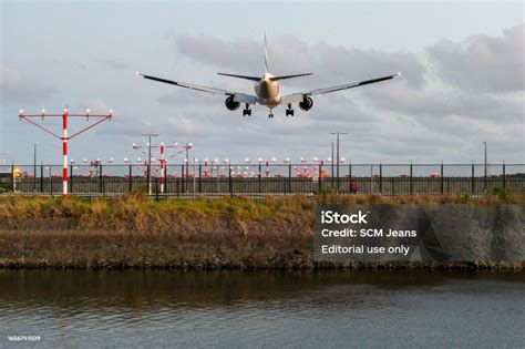 Emirates B777 Airport Landing Stock Photo - Download Image Now ...