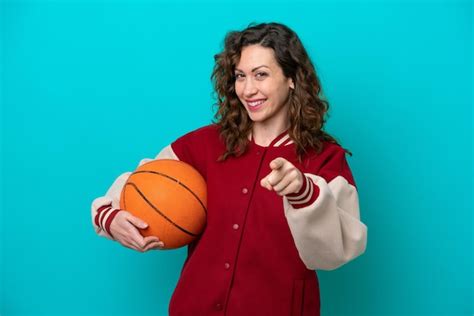 Mulher Jovem Jogadora De Basquete Caucasiana Isolada Em Fundo Azul