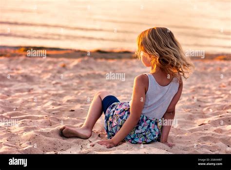 Young girl at the beach white bikini Fotos und Bildmaterial in hoher Auflösung Seite 2 Alamy