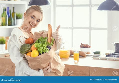 Jeune Femme Tenant Le Sac D Picerie Avec Des L Gumes Standi Image