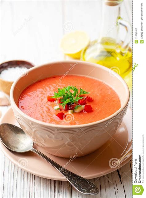 Sopa De Gazpacho Na Bacia No Fundo De Madeira Branco Prato Espanhol